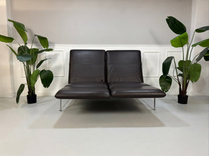 Gebrauchtes Brühl Roro Designer Leder Sofa in der Farbe Braun vor einer Wand, stilvoll und modern eingerichtet.