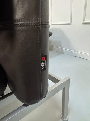 Gebrauchtes Brühl Roro Designer Leder Sofa in der Farbe Braun vor einer Wand, stilvoll und modern eingerichtet.