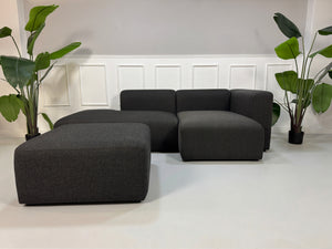 Gebrauchtes HAY Mags Designer Stoff Sofa in der Farbe Grau vor einer Wand, stilvoll und modern eingerichtet.