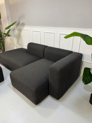 Gebrauchtes HAY Mags Designer Stoff Sofa in der Farbe Grau vor einer Wand, stilvoll und modern eingerichtet.