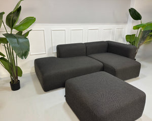 Gebrauchtes HAY Mags Designer Stoff Sofa in der Farbe Grau vor einer Wand, stilvoll und modern eingerichtet.