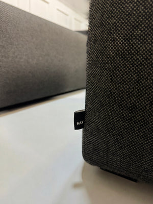 Gebrauchtes HAY Mags Designer Stoff Sofa in der Farbe Grau vor einer Wand, stilvoll und modern eingerichtet.