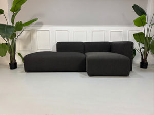 Gebrauchtes HAY Mags Designer Stoff Sofa in der Farbe Grau vor einer Wand, stilvoll und modern eingerichtet.