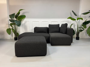 Gebrauchtes HAY Mags Designer Stoff Sofa in der Farbe Grau vor einer Wand, stilvoll und modern eingerichtet.