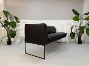 Gebrauchte COR Mell Designer Leder Sofabank in der Farbe Braun vor einer Wand, stilvoll und modern eingerichtet.