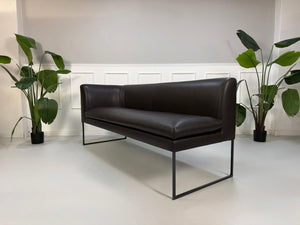 Gebrauchte COR Mell Designer Leder Sofabank in der Farbe Braun vor einer Wand, stilvoll und modern eingerichtet.