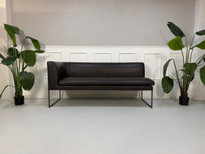 Gebrauchte COR Mell Designer Leder Sofabank in der Farbe Braun vor einer Wand, stilvoll und modern eingerichtet.