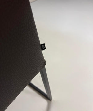 Gebrauchte COR Mell Designer Leder Sofabank in der Farbe Braun vor einer Wand, stilvoll und modern eingerichtet.