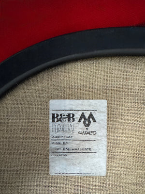 Gebrauchter B&B Italia La Mamma Up Designer Stoff Sessel in der Farbe Rot vor einer Wand, stilvoll und modern eingerichtet.