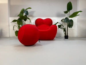 Gebrauchter B&B Italia La Mamma Up Designer Stoff Sessel in der Farbe Rot vor einer Wand, stilvoll und modern eingerichtet.