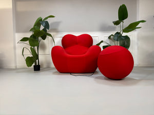 Gebrauchter B&B Italia La Mamma Up Designer Stoff Sessel in der Farbe Rot vor einer Wand, stilvoll und modern eingerichtet.