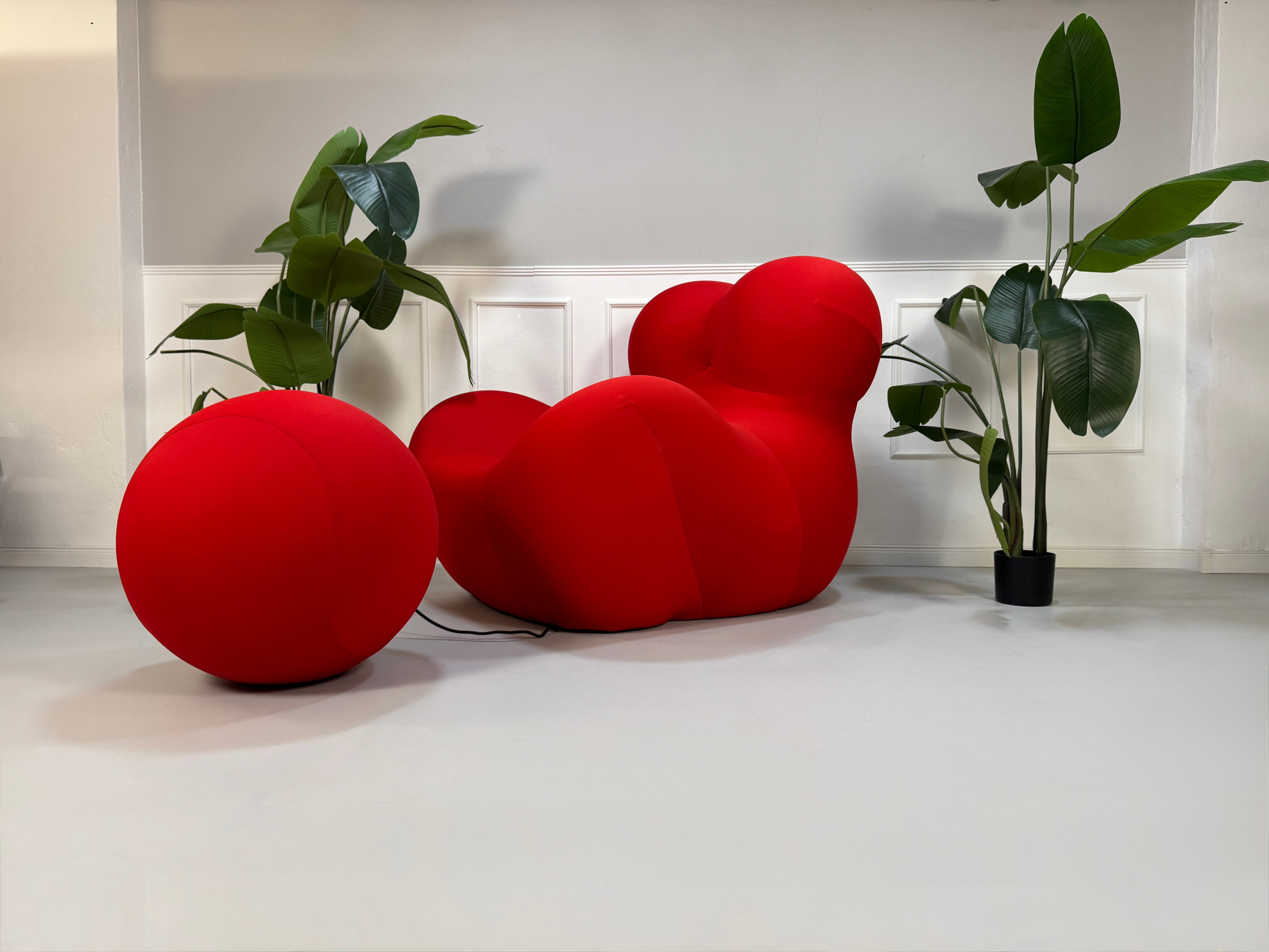 Gebrauchter B&B Italia La Mamma Up Designer Stoff Sessel in der Farbe Rot vor einer Wand, stilvoll und modern eingerichtet.