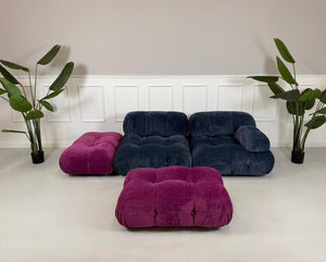 Gebrauchtes B&B Italia Camaleonda Designer Stoff Sofa in der Farbe Blau LIla vor einer Wand, stilvoll und modern eingerichtet.