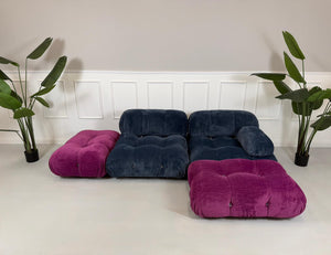 Gebrauchtes B&B Italia Camaleonda Designer Stoff Sofa in der Farbe Blau LIla vor einer Wand, stilvoll und modern eingerichtet.