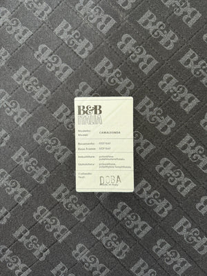 Gebrauchtes B&B Italia Camaleonda Designer Stoff Sofa in der Farbe Blau LIla vor einer Wand, stilvoll und modern eingerichtet.