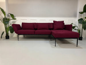 Gebrauchtes Brühl Roro Soft Designer Stoff Ecksofa in der Farbe Rot vor einer Wand, stilvoll und modern eingerichtet.
