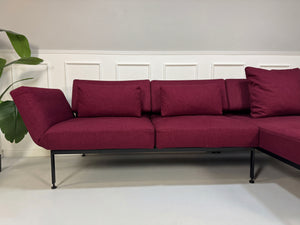 Gebrauchtes Brühl Roro Soft Designer Stoff Ecksofa in der Farbe Rot vor einer Wand, stilvoll und modern eingerichtet.