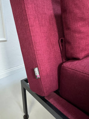 Gebrauchtes Brühl Roro Soft Designer Stoff Ecksofa in der Farbe Rot vor einer Wand, stilvoll und modern eingerichtet.