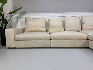 Gebrauchtes Flexform Groundpiece Designer Stoff Sofa in der Farbe Beige vor einer Wand, stilvoll und modern eingerichtet.