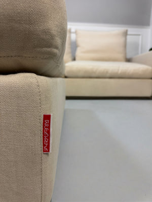 Gebrauchtes Flexform Groundpiece Designer Stoff Sofa in der Farbe Beige vor einer Wand, stilvoll und modern eingerichtet.