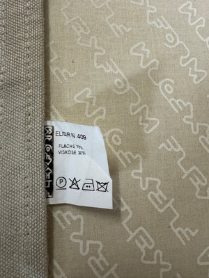 Gebrauchtes Flexform Groundpiece Designer Stoff Sofa in der Farbe Beige vor einer Wand, stilvoll und modern eingerichtet.