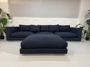 Gebrauchtes Flexform Pleasure Designer Stoff Sofa in der Farbe Blau vor einer Wand, stilvoll und modern eingerichtet.