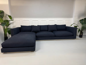 Gebrauchtes Flexform Pleasure Designer Stoff Sofa in der Farbe Blau vor einer Wand, stilvoll und modern eingerichtet.