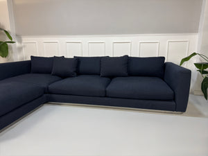 Gebrauchtes Flexform Pleasure Designer Stoff Sofa in der Farbe Blau vor einer Wand, stilvoll und modern eingerichtet.