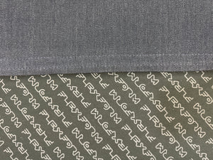 Gebrauchtes Flexform Pleasure Designer Stoff Sofa in der Farbe Blau vor einer Wand, stilvoll und modern eingerichtet.