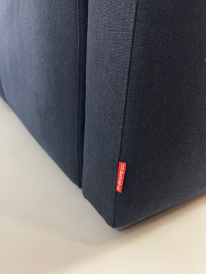 Gebrauchtes Flexform Pleasure Designer Stoff Sofa in der Farbe Blau vor einer Wand, stilvoll und modern eingerichtet.