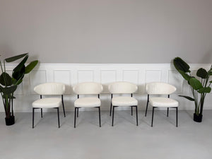 Gebrauchtes Minotti Mills Designer Stoff Stuhl in der Farbe Weiß vor einer Wand, stilvoll und modern eingerichtet.