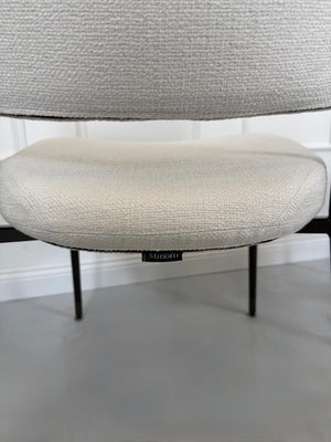 Gebrauchtes Minotti Mills Designer Stoff Stuhl in der Farbe Weiß vor einer Wand, stilvoll und modern eingerichtet.