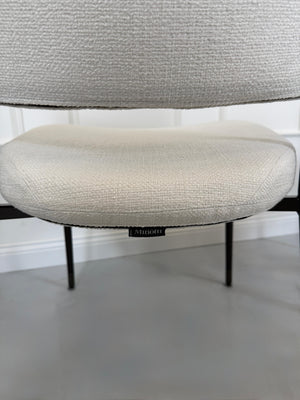 Gebrauchtes Minotti Mills Designer Stoff Stuhl in der Farbe Weiß vor einer Wand, stilvoll und modern eingerichtet.