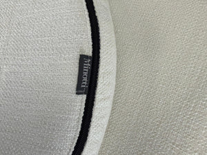 Gebrauchtes Minotti Mills Designer Stoff Stuhl in der Farbe Weiß vor einer Wand, stilvoll und modern eingerichtet.