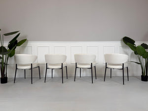 Gebrauchtes Minotti Mills Designer Stoff Stuhl in der Farbe Weiß vor einer Wand, stilvoll und modern eingerichtet.