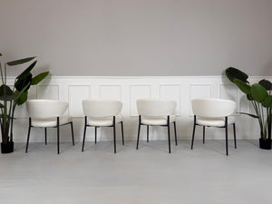 Gebrauchtes Minotti Mills Designer Stoff Stuhl in der Farbe Weiß vor einer Wand, stilvoll und modern eingerichtet.