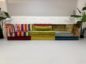 Gebrauchtes Roche Bobois Mah Jong Designer Stoff Sofa in einer bunten Farbe vor einer Wand, stilvoll und modern eingerichtet.