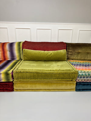 Gebrauchtes Roche Bobois Mah Jong Designer Stoff Sofa in einer bunten Farbe vor einer Wand, stilvoll und modern eingerichtet.