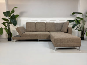 Gebrauchtes Brühl FourTwo Designer Stoff Sofa in der Farbe Braun Beige vor einer Wand, stilvoll und modern eingerichtet.