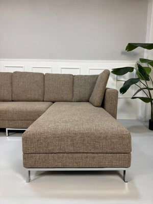 Gebrauchtes Brühl FourTwo Designer Stoff Sofa in der Farbe Braun Beige vor einer Wand, stilvoll und modern eingerichtet.