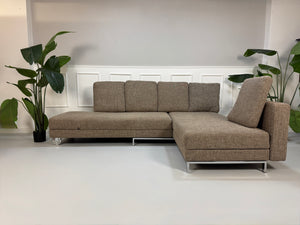 Gebrauchtes Brühl FourTwo Designer Stoff Sofa in der Farbe Braun Beige vor einer Wand, stilvoll und modern eingerichtet.