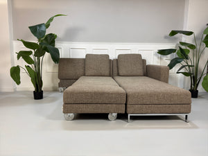 Gebrauchtes Brühl FourTwo Designer Stoff Sofa in der Farbe Braun Beige vor einer Wand, stilvoll und modern eingerichtet.