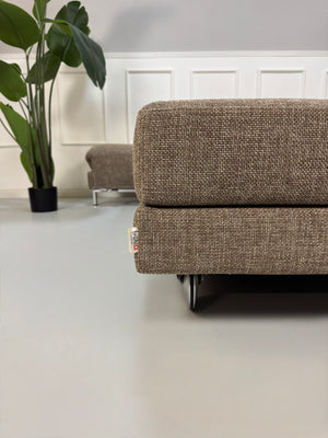 Gebrauchtes Brühl FourTwo Designer Stoff Sofa in der Farbe Braun Beige vor einer Wand, stilvoll und modern eingerichtet.