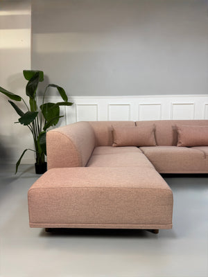 Gebrauchtes Bolia Hannah Designer Stoff Sofa in der Farbe Rosa vor einer Wand, stilvoll und modern eingerichtet.