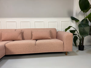 Gebrauchtes Bolia Hannah Designer Stoff Sofa in der Farbe Rosa vor einer Wand, stilvoll und modern eingerichtet.