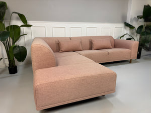 Gebrauchtes Bolia Hannah Designer Stoff Sofa in der Farbe Rosa vor einer Wand, stilvoll und modern eingerichtet.