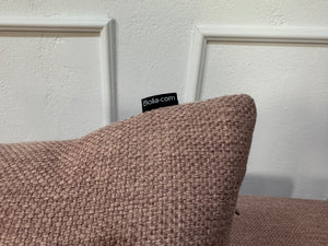 Gebrauchtes Bolia Hannah Designer Stoff Sofa in der Farbe Rosa vor einer Wand, stilvoll und modern eingerichtet.