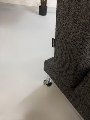 Gebrauchtes Brühl Moule Designer Stoff Sofa in der Farbe Grau vor einer Wand, stilvoll und modern eingerichtet.