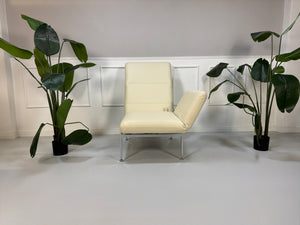 Gebrauchter Brühl Roro Designer Leder Sessel in der Farbe Beige vor einer Wand, stilvoll und modern eingerichtet.