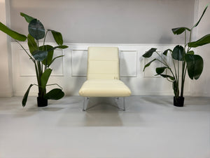 Gebrauchter Brühl Roro Designer Leder Sessel in der Farbe Beige vor einer Wand, stilvoll und modern eingerichtet.